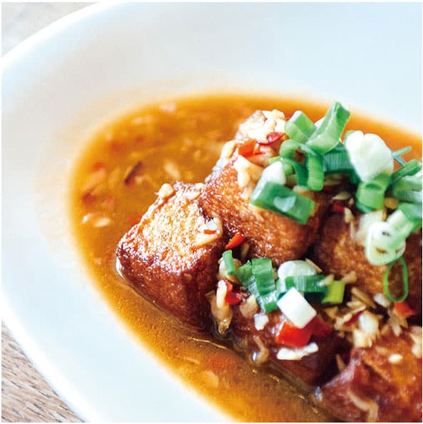 老皮嫩肉 芙蓉豆腐經油炸後，再拌炒上微辣的醬汁，微酥的外皮、軟嫩的內裡，讓人忍不住一口接一口，只為了再回味一次銷魂的入口即化口感，饕客就愛這味！